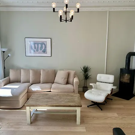 Apartment Classical 3 Bedroom, 2 Bath, Minutes From Royal Palace, Main Shopping Street, Restaurants & Downtown