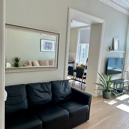 Apartment Classical 3 Bedroom, 2 Bath, Minutes From Royal Palace, Main Shopping Street, Restaurants & Downtown