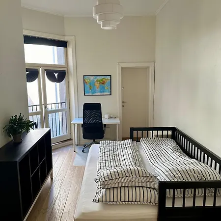 Apartment Classical 3 Bedroom, 2 Bath, Minutes From Royal Palace, Main Shopping Street, Restaurants & Downtown Oslo