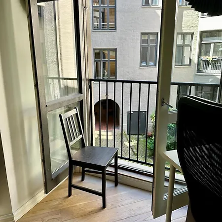 Classical 3 Bedroom, 2 Bath, Minutes From Royal Palace, Main Shopping Street, Restaurants & Downtown Oslo