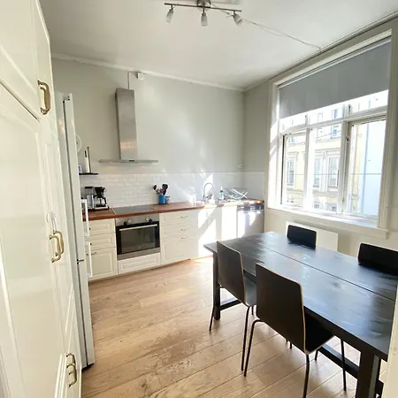 Classical 3 Bedroom, 2 Bath, Minutes From Royal Palace, Main Shopping Street, Restaurants & Downtown *
