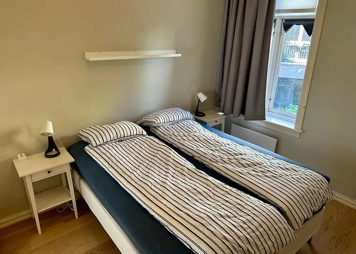 Classical 3 Bedroom, 2 Bath, Minutes From Royal Palace, Main Shopping Street, Restaurants & Downtown דירה אוסלו