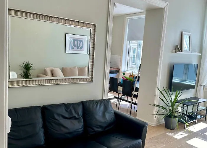公寓 Classical 3 Bedroom, 2 Bath, Minutes From Royal Palace, Main Shopping Street, Restaurants & Downtown