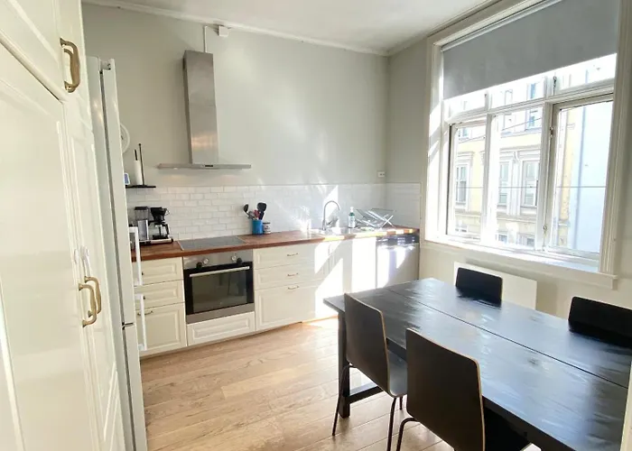 Classical 3 Bedroom, 2 Bath, Minutes From Royal Palace, Main Shopping Street, Restaurants & Downtown *