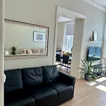 Апартаменты Classical 3 Bedroom, 2 Bath, Minutes From Royal Palace, Main Shopping Street, Restaurants & Downtown