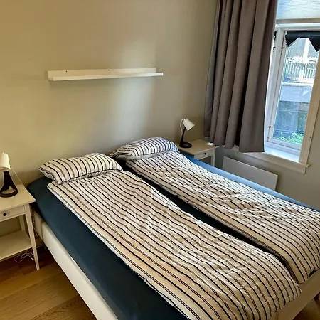 Classical 3 Bedroom, 2 Bath, Minutes From Royal Palace, Main Shopping Street, Restaurants & Downtown Lejlighed Oslo